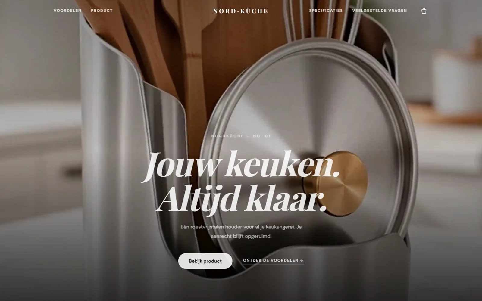 Homepage van Nordküche met een roestvrijstalen keukenhouder vol houten gerei